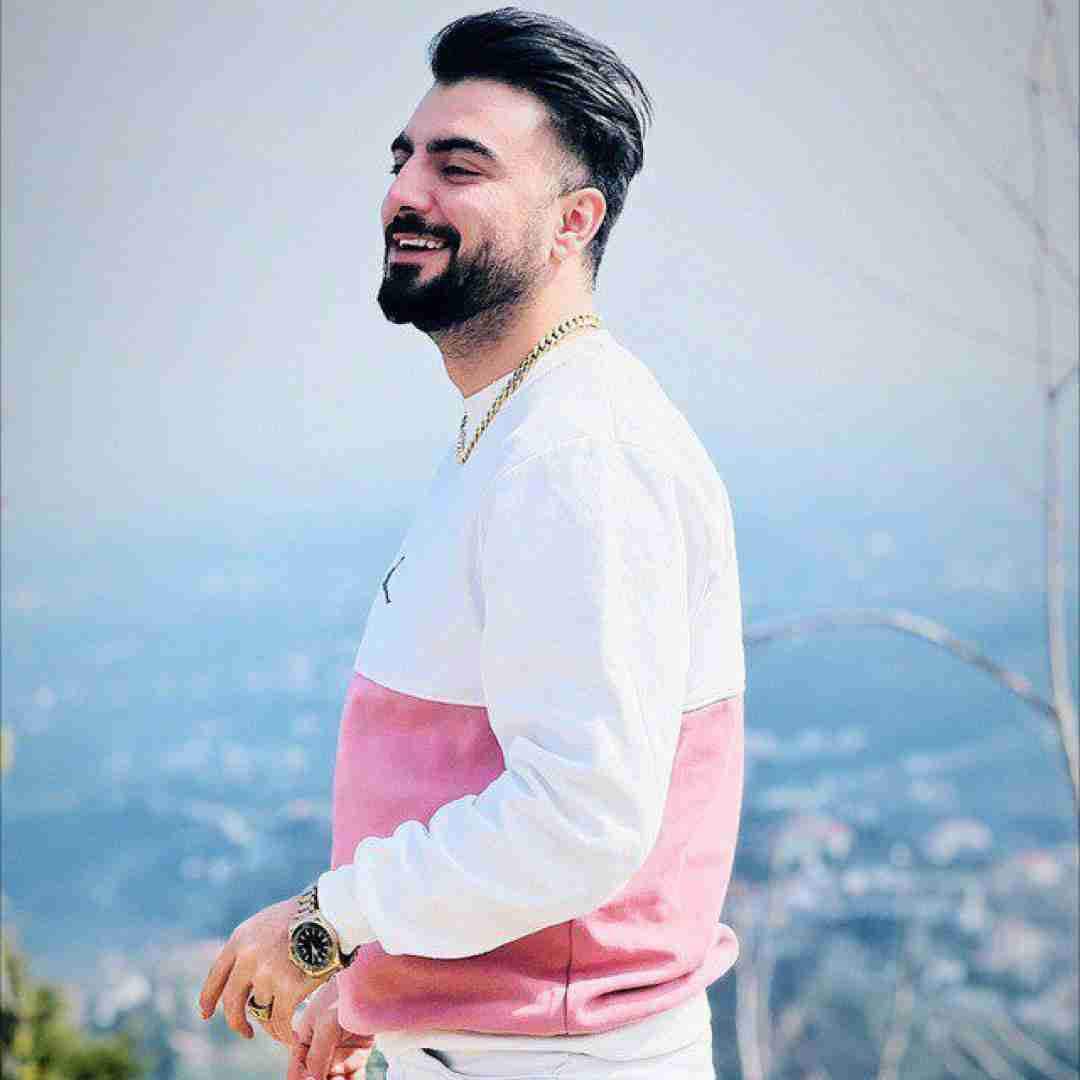 رامین تجنگی همیشه سیگار لای انگشتام مانده رو دیوار