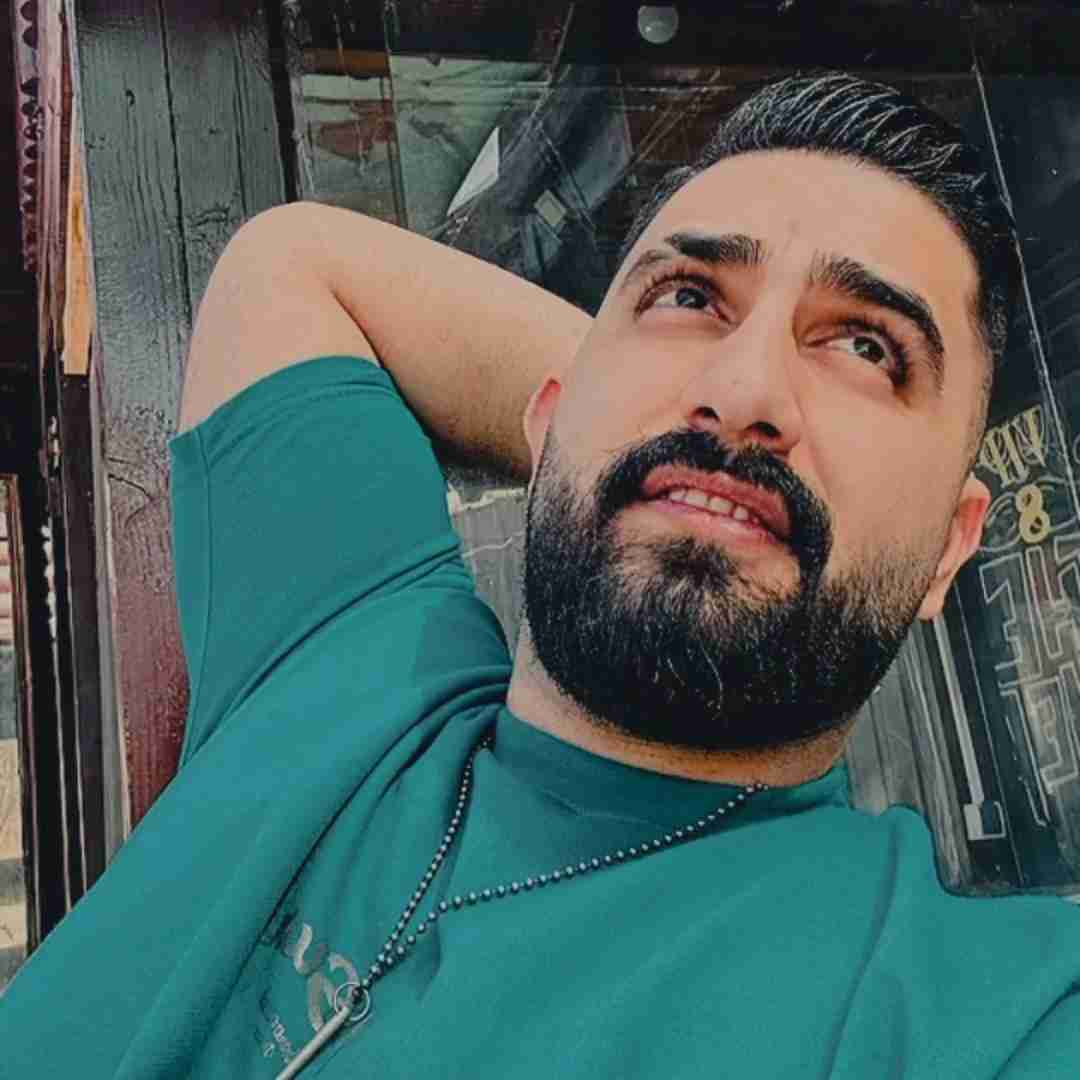 محمد امیری مه بیدارم نمیخوابم بغلش تخت میخوابی