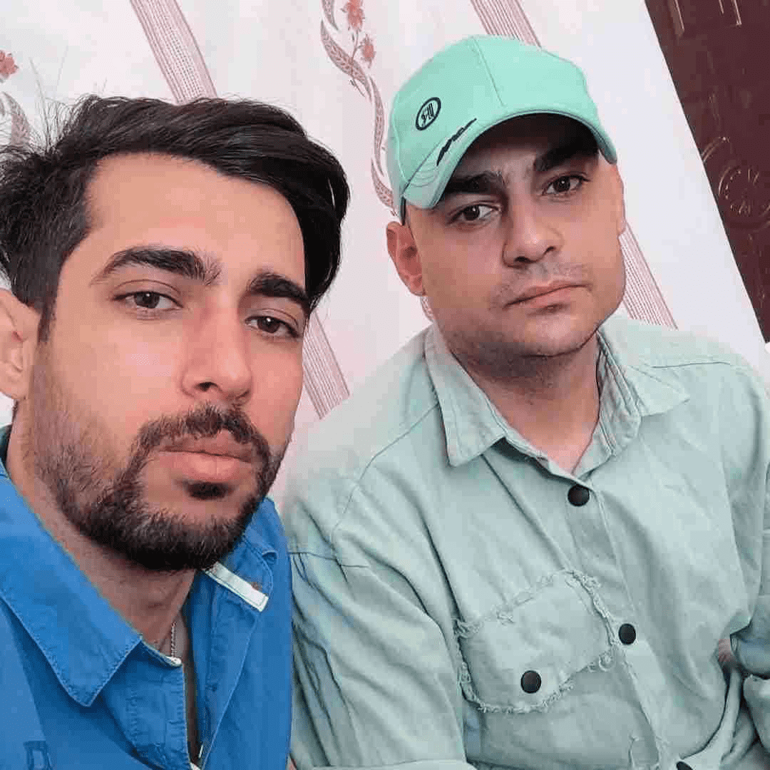 روح الله کرمی یکی با یارش خوشه براش هی رنگی میپوشه